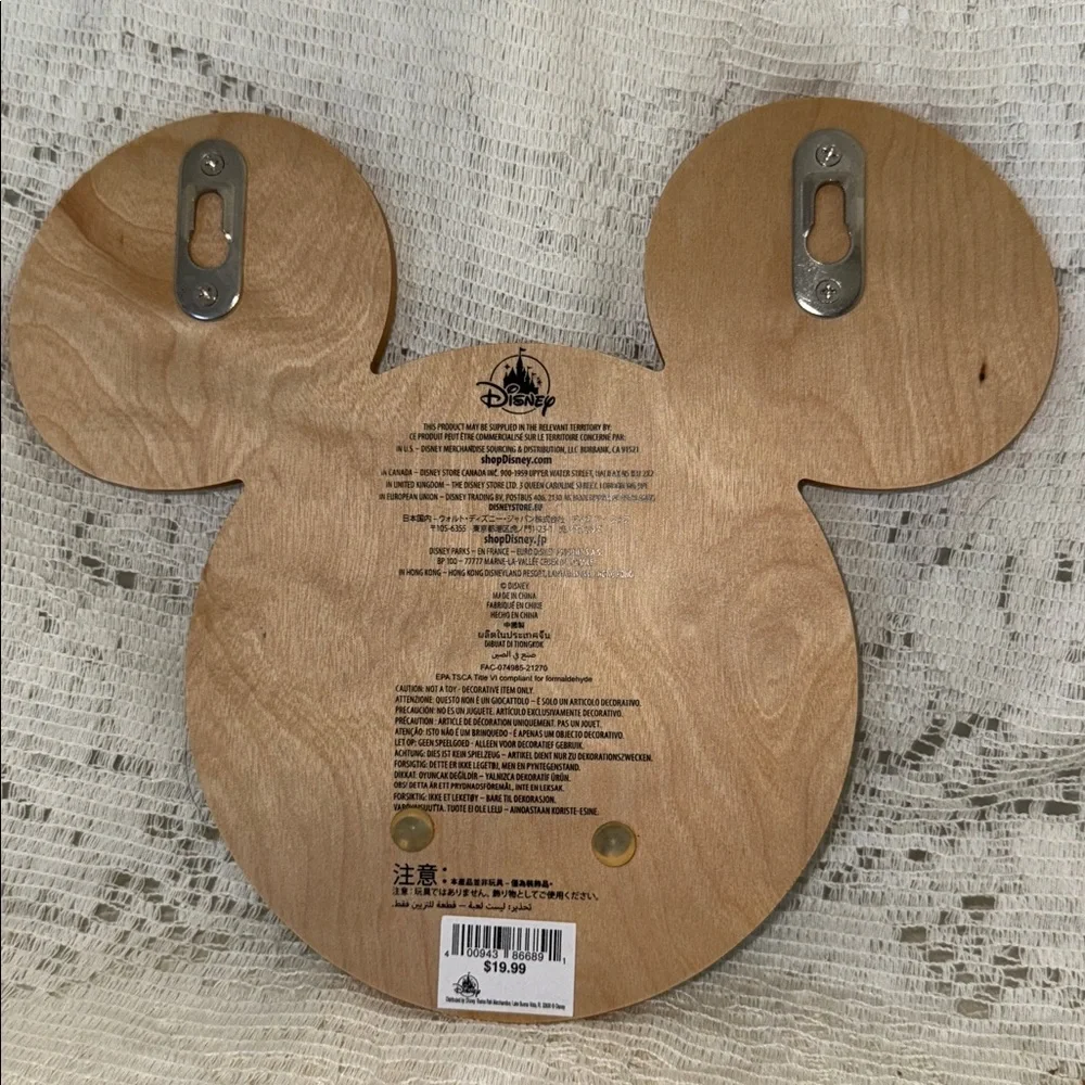 Disney Parks Wall deco Mickey Mouse Head holds Disney lanyards jackets, etc. NEW
